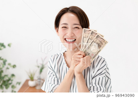 お金を持つ女性 お金を持つ女性 96943090