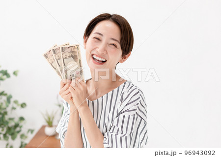 お金を持つ女性 お金を持つ女性 96943092
