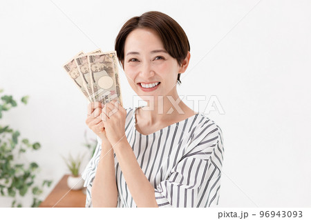 お金を持つ女性 96943093