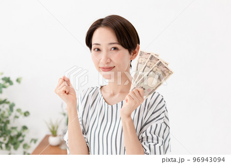 お金を持つ女性 96943094