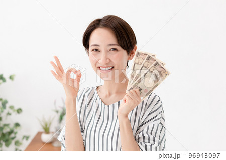 お金を持つ女性 96943097