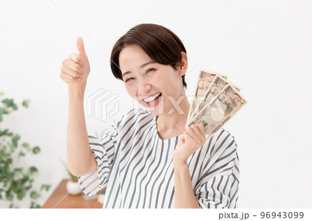 お金を持つ女性 お金を持つ女性 96943099