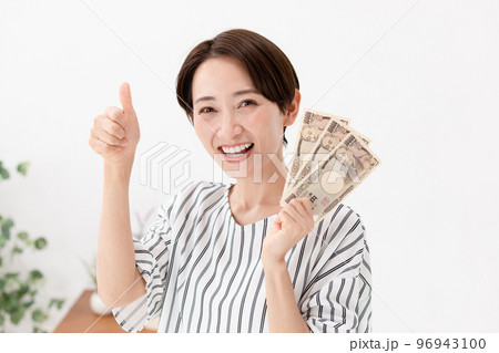 お金を持つ女性 96943100