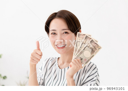 お金を持つ女性 お金を持つ女性 96943101
