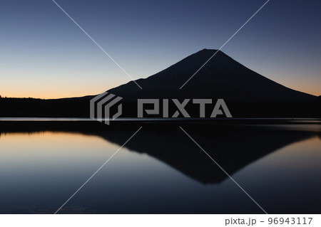 夜明け前の逆さ富士 夜明け前の逆さ富士 96943117