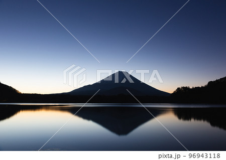 夜明け前の逆さ富士 96943118