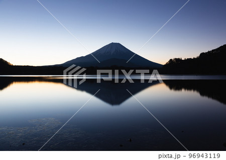 夜明け前の逆さ富士 96943119