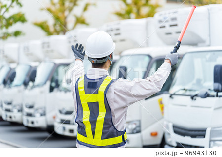 交通整理をする警備員 96943130