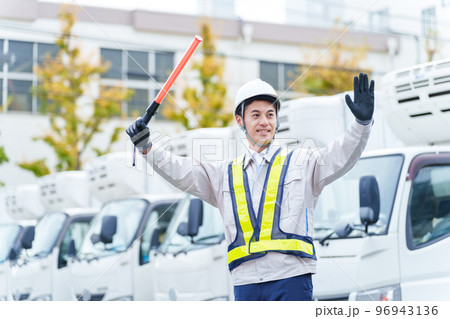 交通整理をする警備員 96943136