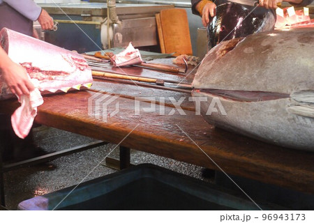 大間産本マグロの解体とマグロの競り。 大間産本マグロの解体とマグロの競り。 96943173