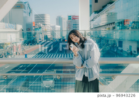 女子高生と街中でのスマホを持った写真 女子高生と街中でのスマホを持った写真 96943226