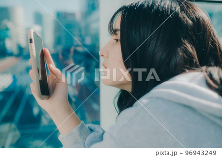 女子高生と街中でのスマホを持った写真 女子高生と街中でのスマホを持った写真 96943249
