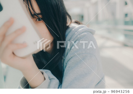 女子高生と街中でのスマホを持った写真 女子高生と街中でのスマホを持った写真 96943256