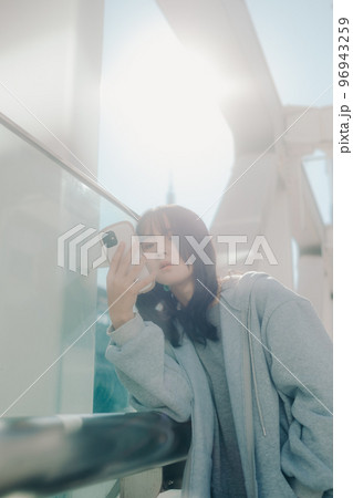 女子高生と街中でのスマホを持った写真 女子高生と街中でのスマホを持った写真 96943259
