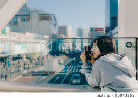 女子高生と街中でのスマホを持った写真 96943268