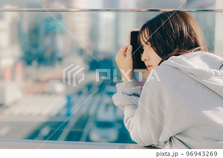 女子高生と街中でのスマホを持った写真 女子高生と街中でのスマホを持った写真 96943269