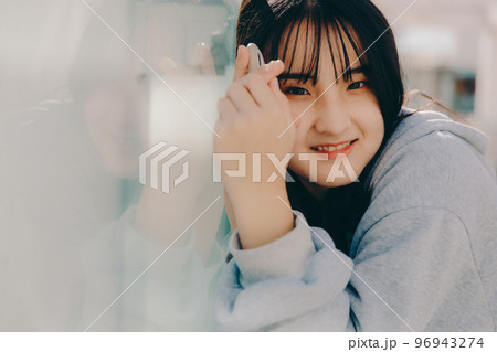 女子高生と街中でのスマホを持った写真 96943274