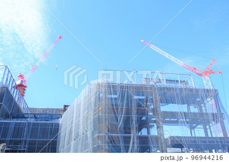 タワークレーンのある大規模建設現場 96944216