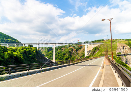 新緑の南阿蘇絶景「阿蘇長陽大橋から新阿蘇大橋周辺風景」 96944599