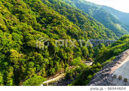 新緑の南阿蘇絶景「阿蘇長陽大橋から第一白川橋梁・南阿蘇鉄道風景」 新緑の南阿蘇絶景「阿蘇長陽大橋から第一白川橋梁・南阿蘇鉄道風景」 96944604