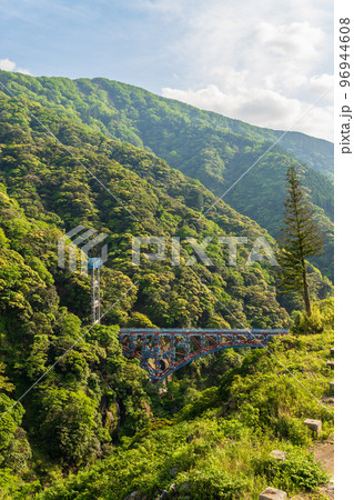 新緑の南阿蘇絶景「阿蘇長陽大橋から第一白川橋梁・南阿蘇鉄道風景」 96944608