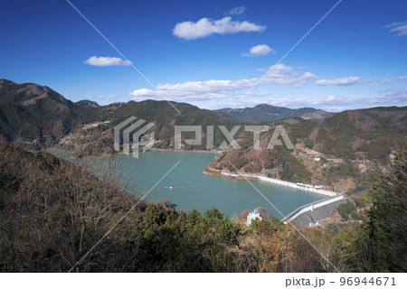 秋の下久保ダムの神流湖 96944671