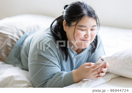 スマホを見る女性 スマホを見る女性 96944724