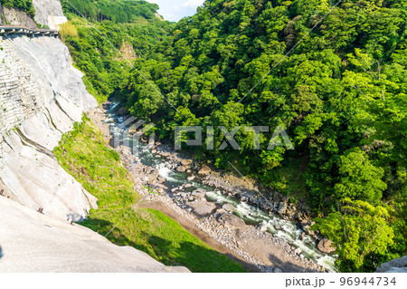 新緑の南阿蘇絶景「阿蘇長陽大橋展望所周辺風景」 96944734