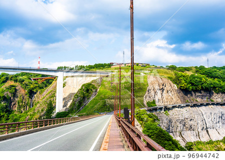 新緑の南阿蘇絶景「阿蘇長陽大橋から新阿蘇大橋周辺風景」 96944742