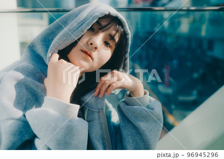 女子高生が街中で待ち合わせの時の写真 女子高生が街中で待ち合わせの時の写真 96945296