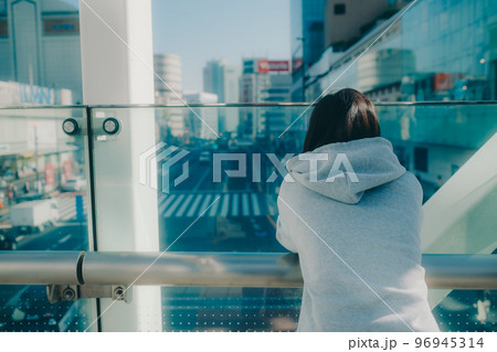 女子高生が街中で待ち合わせの時の写真 女子高生が街中で待ち合わせの時の写真 96945314