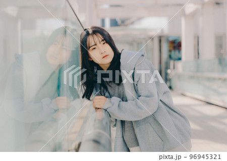 女子高生が街中で待ち合わせの時の写真 96945321