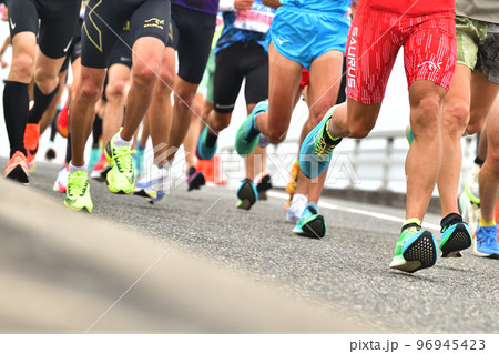 シティーマラソン 下り坂を駆け下りるマラソンランナー シティーマラソン 下り坂を駆け下りるマラソンランナー 96945423