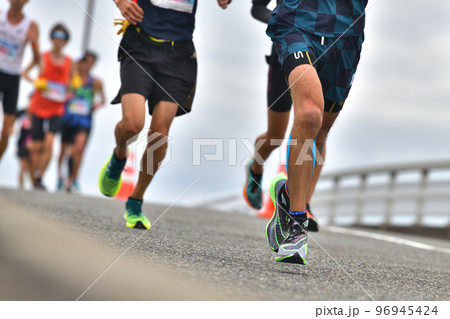シティーマラソン 下り坂を駆け下りるマラソンランナー シティーマラソン 下り坂を駆け下りるマラソンランナー 96945424