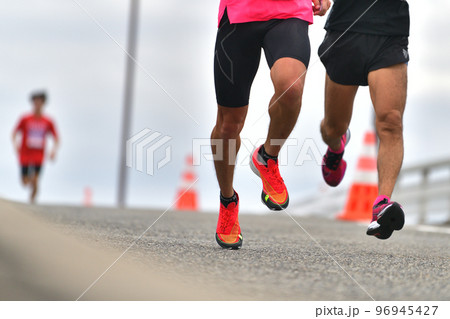 シティーマラソン　下り坂を駆け下りるマラソンランナー　 96945427