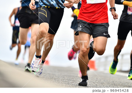 シティーマラソン　下り坂を駆け下りるマラソンランナー　 96945428