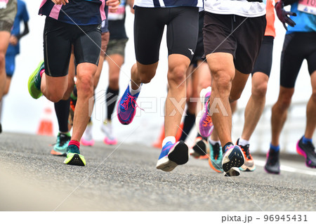 シティーマラソン　下り坂を駆け下りるマラソンランナー　 96945431