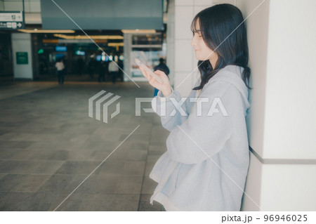 女子高生が街中でスマホを持った写真 96946025