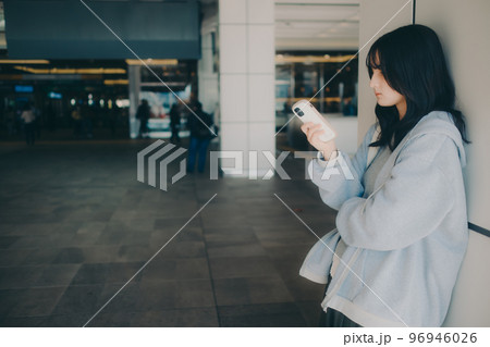 女子高生が街中でスマホを持った写真 96946026