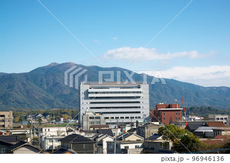 福智山と直方市庁 福智山と直方市庁 96946136