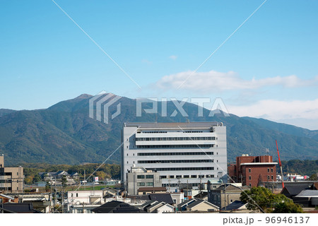 福智山と直方市庁 福智山と直方市庁 96946137