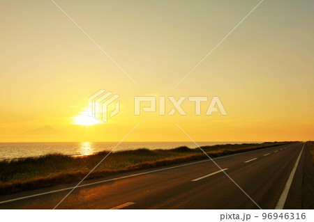 北海道　夕暮れのオロロンライン 96946316