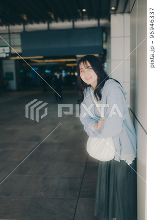 女子高生が街中で待ち合わせの時の写真の写真素材 [96946337] - PIXTA