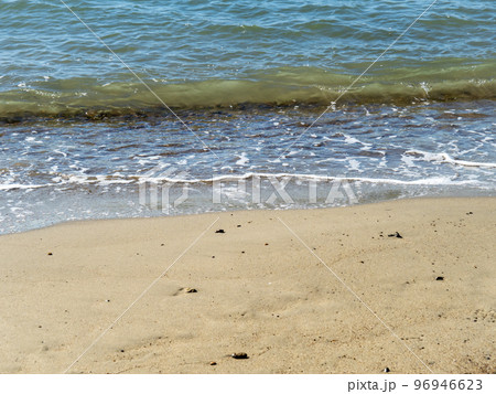 砂浜の波打ち際。 96946623