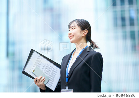 スーツ姿の若い女性 96946836