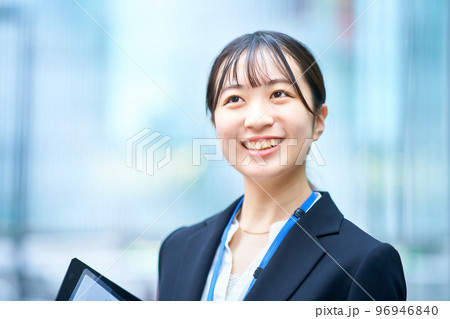スーツ姿の若い女性 96946840