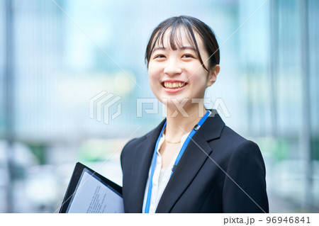 スーツ姿の若い女性 96946841