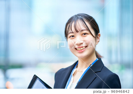 スーツ姿の若い女性 96946842