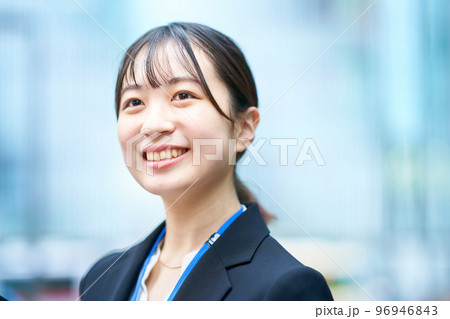 スーツ姿の若い女性 96946843