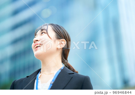 スーツ姿の若い女性 96946844